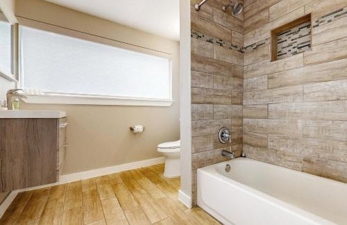 Lovely home on 2+ acres with views, firepit & outdoor kitchen - wedding perfect - Photo 22