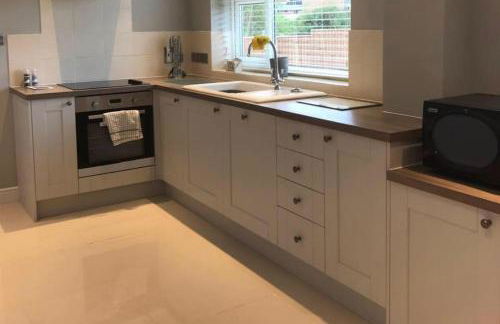 Pet-friendly - 2 Bedrooms Bungalow hot tub Parking - Foto 33