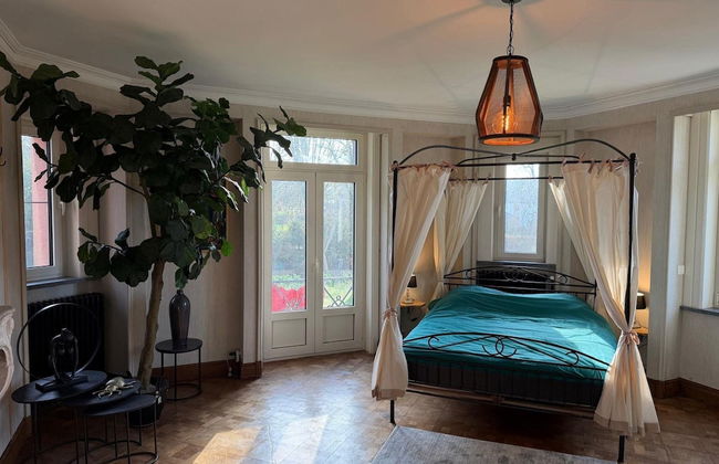 Magnificent Luxury Chateau in Vast Garden with Sauna & Hot Tubs - Photo 18