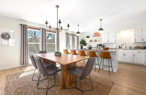 Lakeside Nest Dock on Lake Rayburn Sleeps 10 - Photo 11