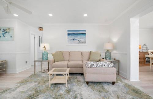 Coastal Vibes! Tropical heated pool home short drive to the beach - Foto 8