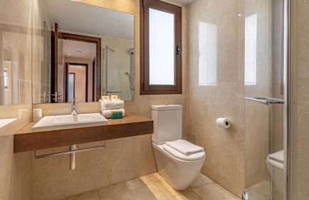 VACATION MARBELLA I Private HEATED Swimming pool, Walking distance to Puerto Banus, Security 24-7, BBQ, WiFi - Photo 39