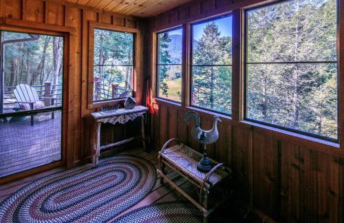 Luxury Riverfront Lodge - Sleeps 12, VIEWS, Fireplaces, Dogs OK - Photo 28
