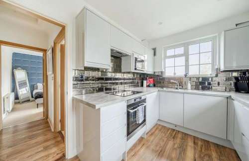 Surrey's Charming Modern Maisonette with Parking - Pass the Keys - Foto 13