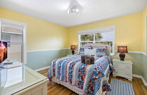 Waterfront home with pool and gameroom! - Foto 13