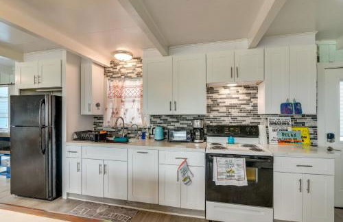 Walk to Shore Freeport Beach House with Grill! - Foto 3