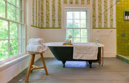 Relax in Style at Historic Modern on Main with Modern Amenities Wooded Views - Foto 10