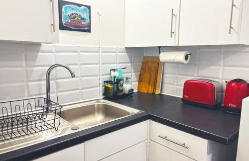 Apartment in Epsom With Free Parking - Photo 3