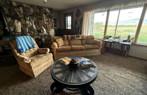 Charming Riverfront Guest House with Deck Overlooking Madison River, Near Ennis, Montana - Foto 29