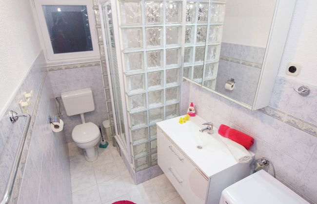 Holiday Apartment With a Private Terrace & Hot Tub, Near the Beach - Foto 16