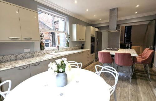 Lux 2 Bed Apartment, 2 Parking spaces, 1 minute to Metrolink - Photo 14