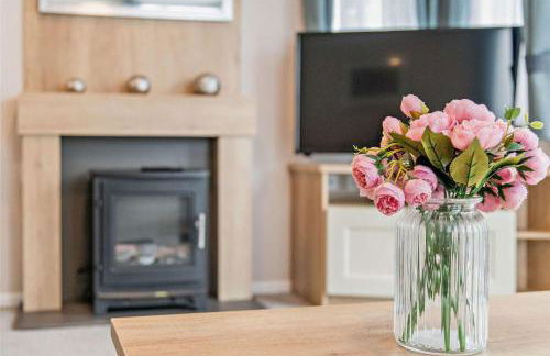 Rated Superb - Award-Winning Family Holiday Park - Live Shows, Themed Events, and Activities for All Ages, Day and Night - WiFi, Netflix, Linens - Gym, Sauna - Spotless, Quiet, Secluded, Parking - Restaurant, Shop, Bar - Foto 11