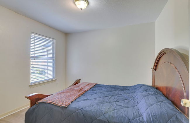 Family Friendly 3 Bedroom 2 bath Home - Photo 1