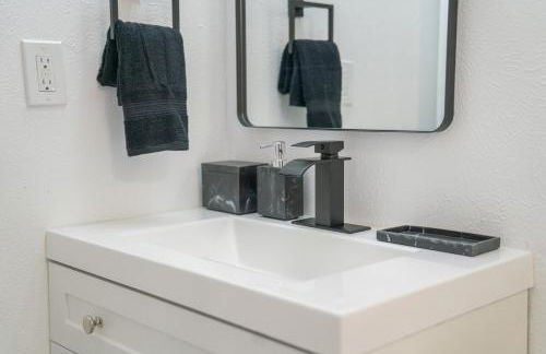 DT DFW Chic Free Parking and Pool In Medical District - Foto 3