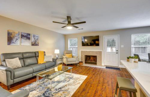 Modern Woodlands Townhome with Spacious Yard and Patio - Photo 1