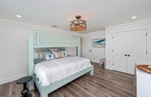 2 Blocks to the Beach! Pool & Golf Cart, Sleeps 21 - Foto 13