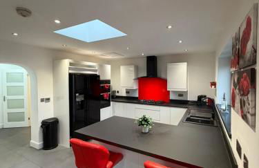 Modern 5 Bedroom Home in Solihull - Entire House - Garden - Contractors - Relocators - Family - NEC - BHX -Sleeps 9 - Foto 9