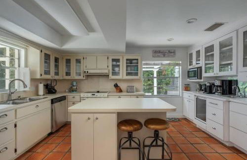 Surfs Up - retreat at the beach with heated pool - Foto 12