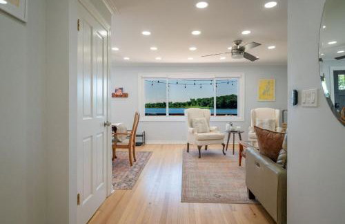 3Bed 2Bath Luxury Lake House on Myers Bay Private Pier Beach Firepit and Deck - Foto 14