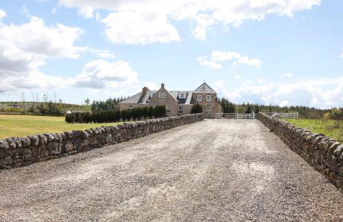 JOIVY Greenknowes Farmhouse with Hot Tub and Bar - Photo 31