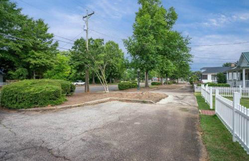 Quaint house, king bed 2min from down town - Photo 74