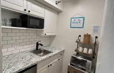 Beach Condo with Pool & Tiki Bar! - Foto 26