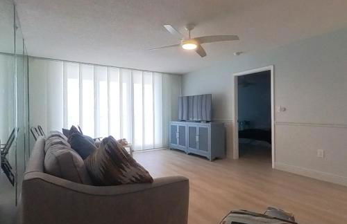 Oceanfront luxury at Hibiscus Breeze, charming 2/2 condo on North Hutchinson Island 3 Month Min - Photo 12