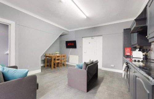 Stylish 4BR Retreat Near Town Centre - Foto 13