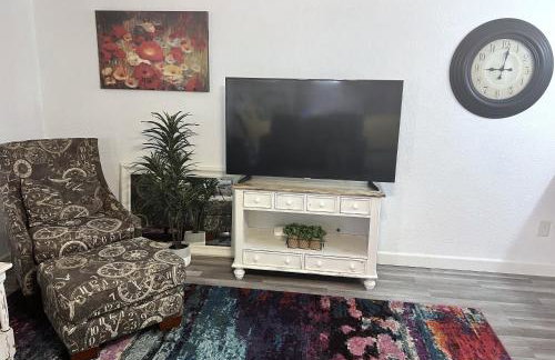 Private Lower Level Suite in Home-Sep Entrance! - Foto 13