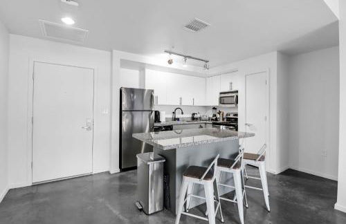 Centric 2BR In HEART of DTPHX Free Garage Parking - Foto 10