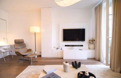 Two Bedroom Luxury Apartment - Balcony with View of Notre Dame - Photo 8