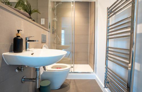 Central Wembley Stadium Luxe Stay with Pool Table - Foto 24