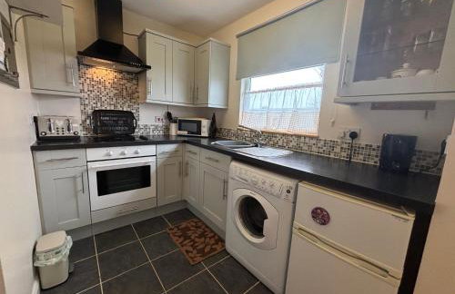 498, Three Bedroom Detached Chalet - Sleeps 6, pet friendly, FREE pool and entertainment passes included - plus WiFi, bed linen and towels included - Foto 2