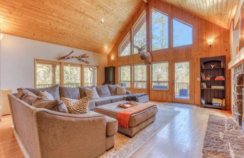 Iron Mountain - Spacious Secluded Lodge with Hot Tub & Game Room - Photo 11