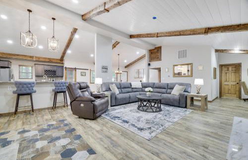 Whiskey Pines Retreat! Single Level Home, Outdoor Firepit, AC, BBQ! Sleeps 9 in Lake Harmony! - Foto 3