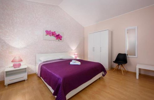 Three-Bedroom Holiday Home In Tinjan - Photo 27