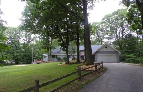 Peaceful Forested 5 Bdrm Near Lake sleeps up to 16 - Photo 1