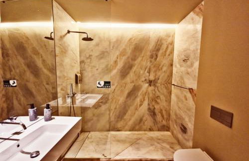 Gary01 Exclusive Top Floor 2BD by the Timeout Market - Photo 23