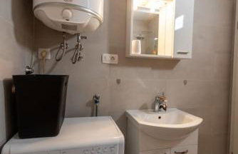 City Center Apartment with Free Parking - Foto 37