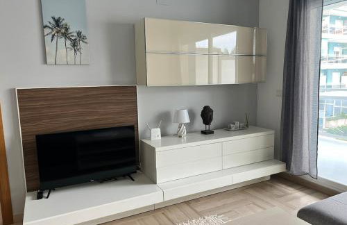 Modern apartment with a big pool and free parking - Photo 11