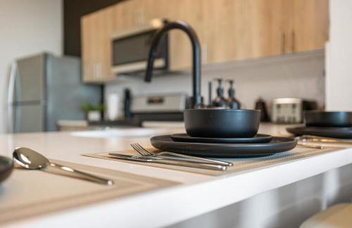 2BR, King Bd, Free Prkn, Gym, NYC View, 8min Train - Foto 16