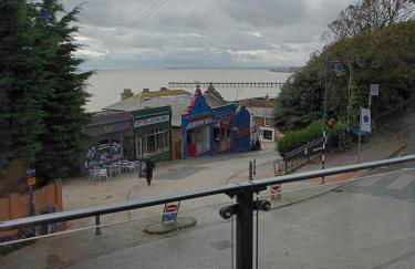 Stylish 3 Bed Apt Sea Views Near the Beach 2B - Foto 35