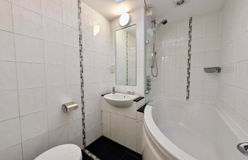 Stunning 4 Bedroom House in Old Windsor Perfect for Families & Groups - Foto 22