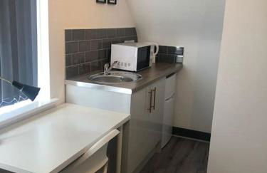 Newly refurbished studio, great location 8 studios - Photo 19