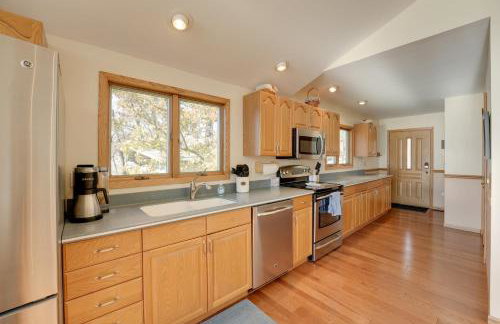 Lakeside Michigan Retreat with Boat Dock and Fireplace - Foto 9