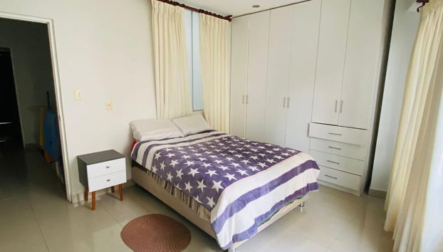 Refined 3BR Duplex with Ocean Charm - Foto 5, Quarto