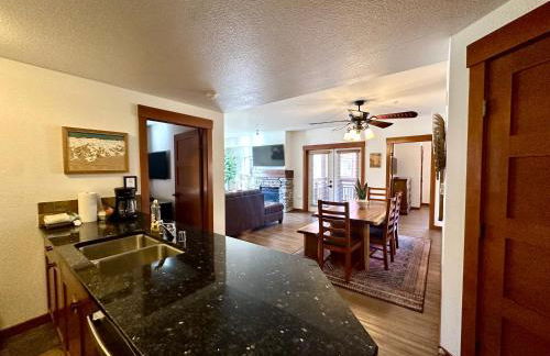 Quiet, Updated, Corner Condo in the Village! Parking, Pool & Spa - Foto 14