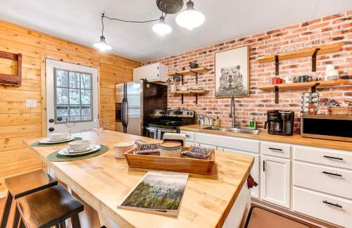 Forest Views and Fire Pit Cozy Pine Cabin - Foto 6