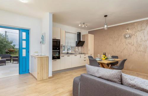 Stylish villa with swimming pool and garden - Foto 22