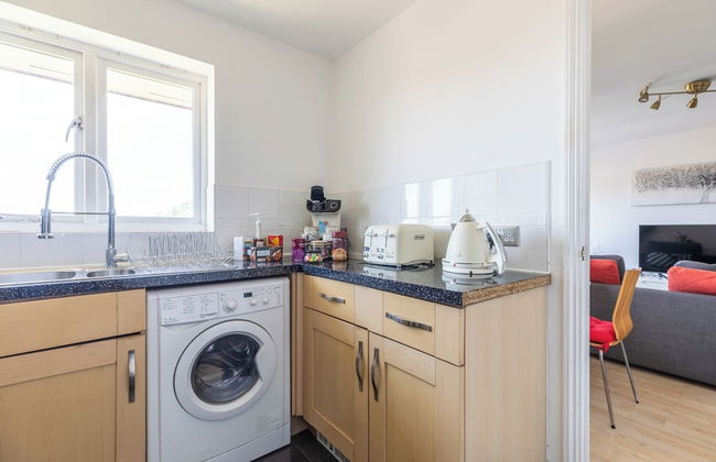 Skyline Haven Modern 2BR w/ Free Parking & 4kTV - Photo 22